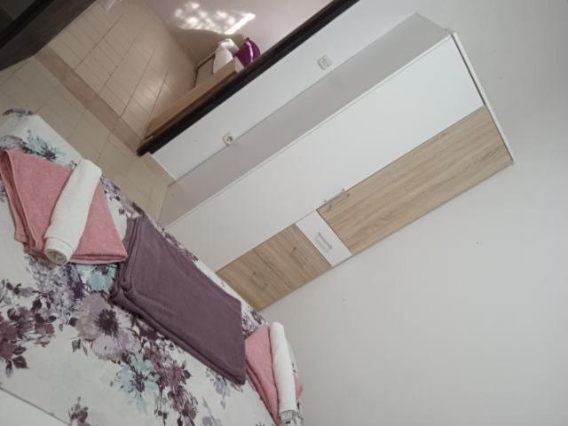 Sandra Vir Esterno foto